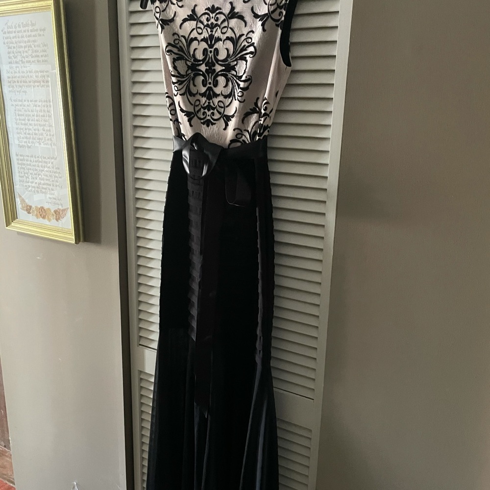 Evening wear - Picture 2 of 7